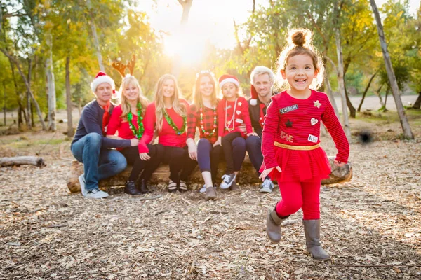 Noel Temalı Çok Irklı Aile Portre Açık Havada — Stok fotoğraf