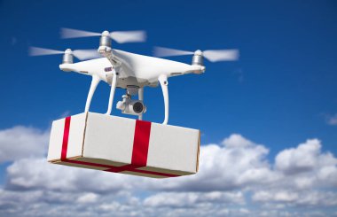 İnsansız uçak sistemi (İHA) Quadcopter dron kutu kırmızı kurdele ile teslim