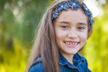 Sevimli genç yarış kız portre açık havada karışık.