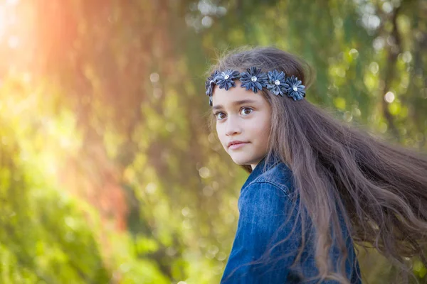 Schattig Jong Gemengd Ras Meisje Buiten Plezier — Stockfoto