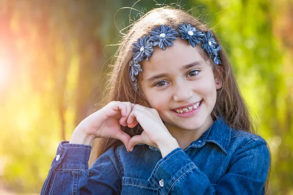 Schattig Jong Gemengd Race Meisje Hart Teken Buiten Hand Maken — Stockfoto