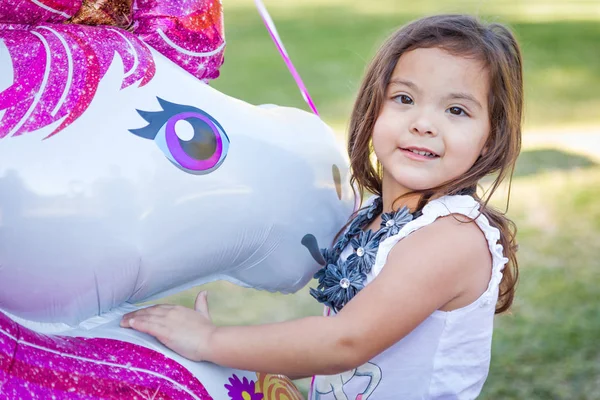 Cute Młodych Mieszane Rasy Dziewczynka Trzymając Balon Mylar Zewnątrz — Zdjęcie stockowe