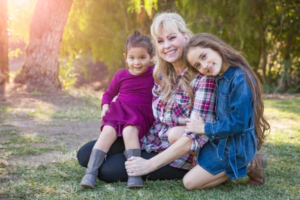 Kavkazské Babička Mladými Smíšené Rasy Grandaughters Venku — Stock fotografie