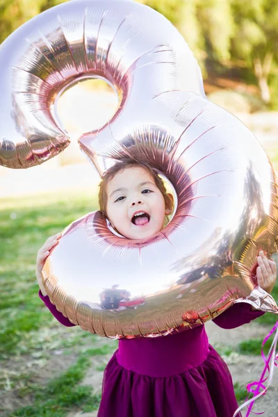 Bonito Bebê Menina Jogar Com Número Três Milar Balão Livre — Fotografia de Stock