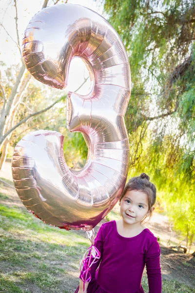 Niedliche Baby Mädchen Spielt Mit Nummer Drei Mylar Ballon Freien — Stockfoto