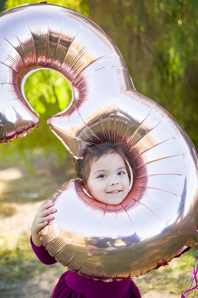 Schattige Babymeisje Speelt Met Nummer Drie Mylar Ballon Buitenshuis — Stockfoto