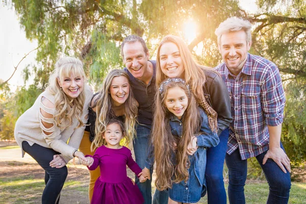 Multigenerational Karışık Yarış Aile Portre Açık Havada — Stok fotoğraf