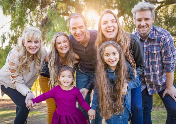 Multigenerational Karışık Yarış Aile Portre Açık Havada — Stok fotoğraf