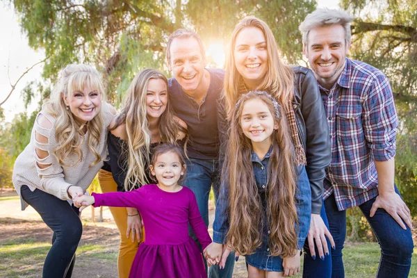 Multigenerational Karışık Yarış Aile Portre Açık Havada — Stok fotoğraf