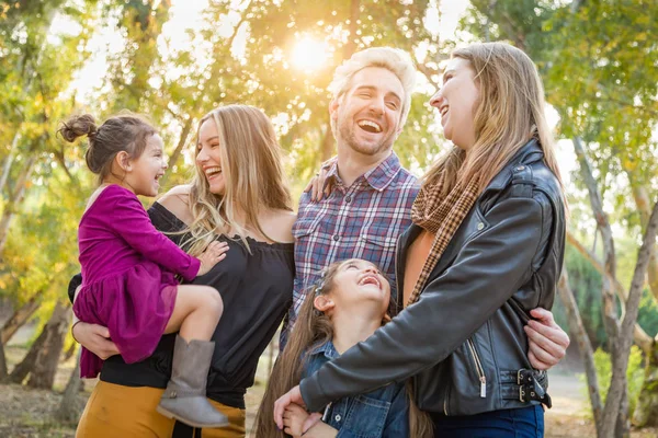 Membros Família Raça Mista Divertindo Livre — Fotografia de Stock