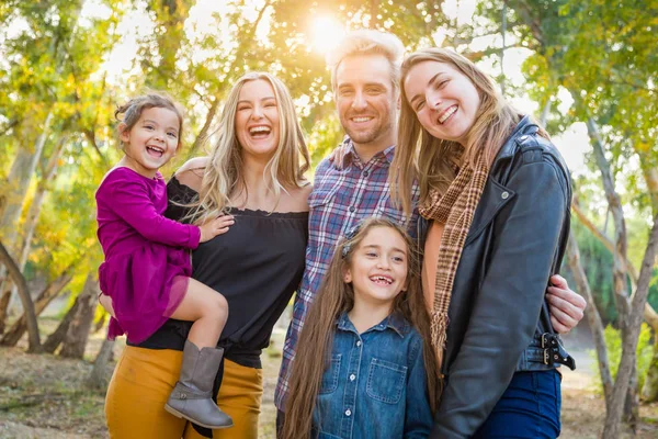 Karışık Yarış Aile Üyeleri Dışarıda Eğleniyor — Stok fotoğraf