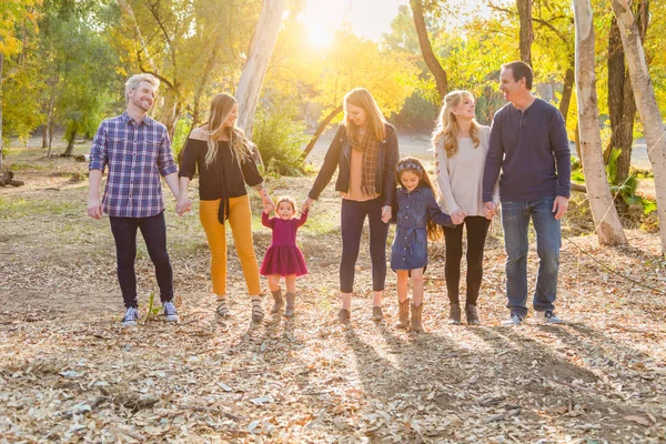 Intergenerationele Gemengd Ras Familieportret Outdoors — Stockfoto