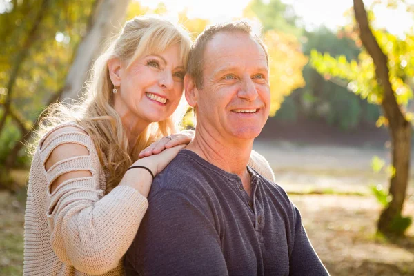 Gelukkig Middle Aged Kaukasische Paar Portret Buitenshuis — Stockfoto