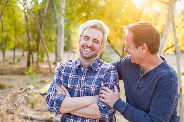 幸せな白人の父と息子の肖像画の屋外 — ストック写真