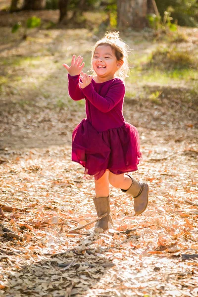 Bonito Jovem Misto Raça Bebê Menina Jogar Livre — Fotografia de Stock