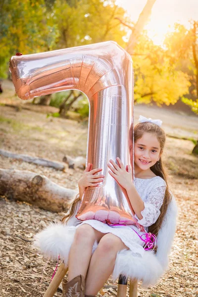 Cute Młoda Dziewczyna Gra Numerem Siedem Mylar Balon Zewnątrz — Zdjęcie stockowe