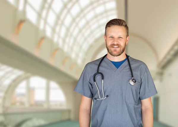 Kaukasische Krankenschwester Krankenhausgebäude — Stockfoto