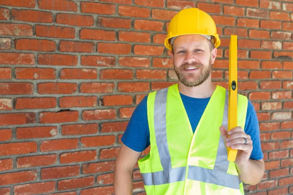 在建筑工地设有硬帽 水平和安全背心的高加索男性承包商 — 图库照片
