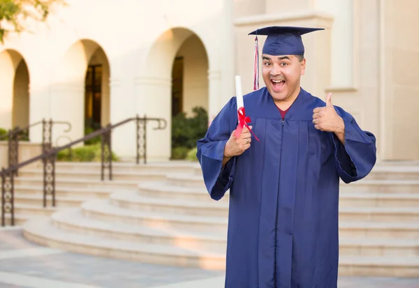 Hispanischer Mann Mit Deploma Trägt Abschlussmütze Und Abendkleid Auf Dem — Stockfoto