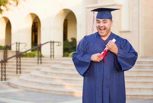 Hispanischer Mann Mit Deploma Trägt Abschlussmütze Und Abendkleid Auf Dem — Stockfoto