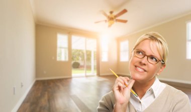 Çekici kadın kalem evin boş odada.