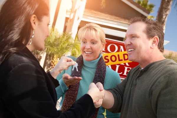 Hispanic Female Real Estate Agent Handing New House Keys Happy — Stock Photo, Image