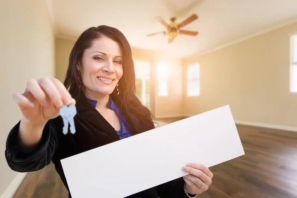 Donna Ispanica Con Chiavi Della Casa Segno Vuoto Nella Stanza — Foto Stock