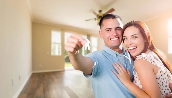 Young Military Couple House Keys Empty Room New Home — Stock Photo, Image