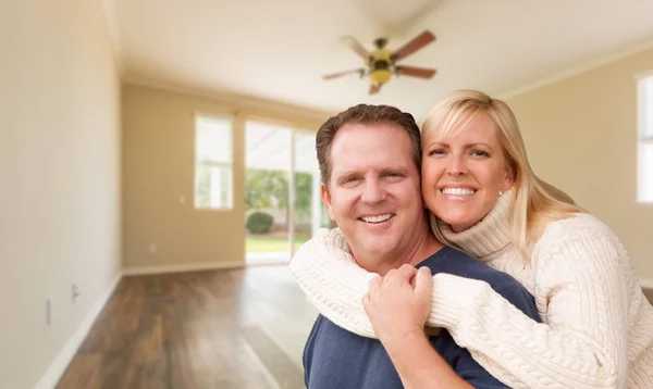 Happy Caucasian Young Adult Couple Empty Room House — Stock Photo, Image