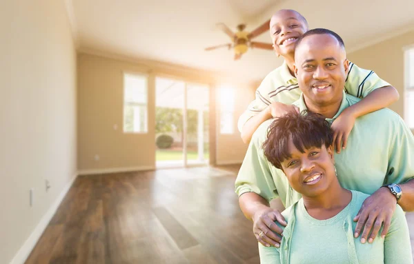 Familia Joven Afroamericana Feliz Habitación Vacía Casa Imágenes De Stock Sin Royalties Gratis