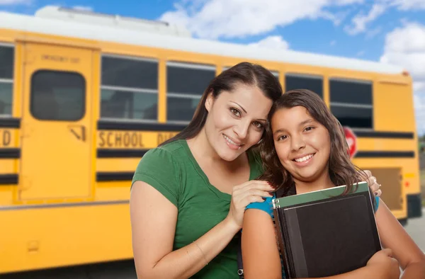 Mãe Filha Hispânica Perto Ônibus Escolar — Fotografia de Stock
