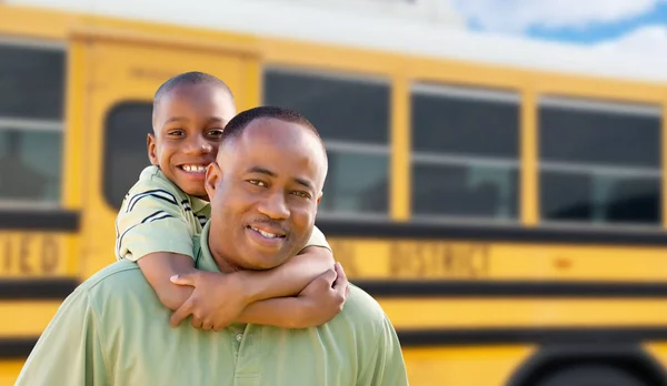African American Mannen Och Barnet Kombitrafik Nära Skolbuss — Stockfoto