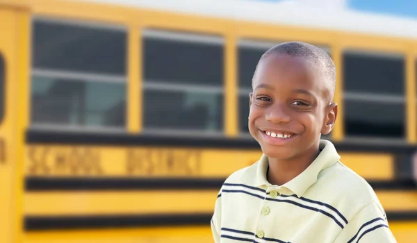 Joven Afroamericano Chico Cerca Autobús Escolar — Foto de Stock