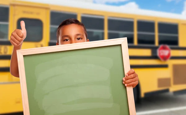 Menino Hispânico Jovem Com Chalkboard Branco Perto Ônibus Escolar — Fotografia de Stock