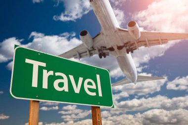 Yeşil Rodd işareti yukarıda uçan uçak ile seyahat.