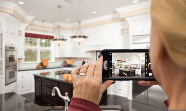 Mulher Tirando Fotos Uma Cozinha Personalizada Com Seu Telefone Inteligente — Fotografia de Stock
