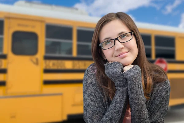 Junge Schülerin Der Nähe Von Schulbus — Stockfoto