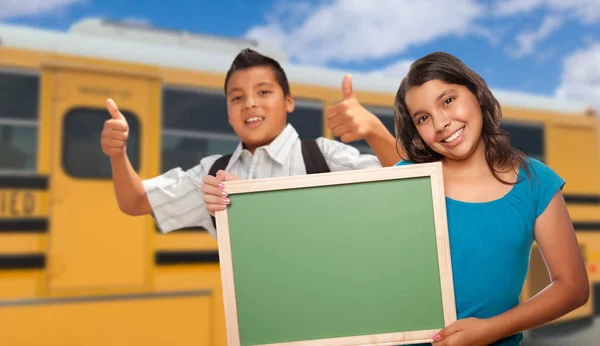 Jovens Estudantes Hispânicos Com Chalkboard Branco Perto Ônibus Escolar — Fotografia de Stock