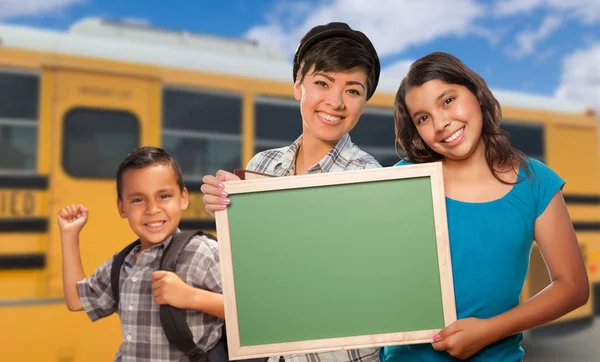 Jong Gemengd Ras Studenten Met Leeg Schoolbord Buurt Van Schoolbus — Stockfoto