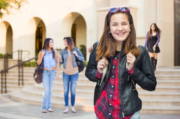 Raza Mixta Estudiante Joven Caminando Campus —  Fotos de Stock