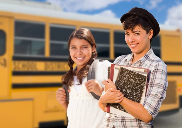 Giovani Studentesse Razza Mista Vicino Agli Scuolabus — Foto Stock