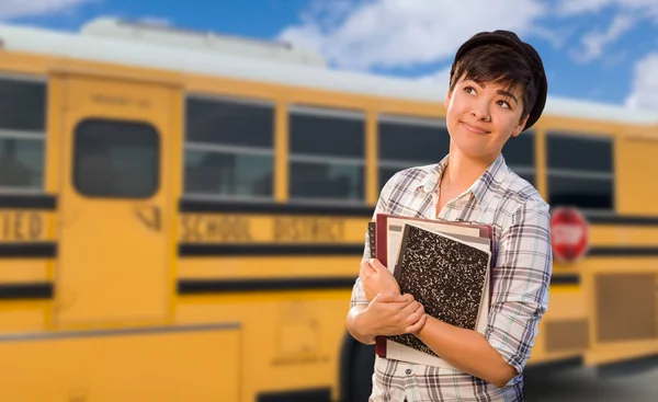 Jonge Vrouwelijke Student Buurt Van Schoolbus — Stockfoto