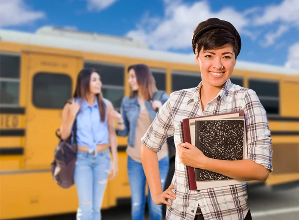 Jóvenes Estudiantes Raza Mixta Cerca Autobús Escolar —  Fotos de Stock