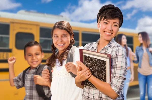 Mladí Studenti Chůze Poblíž Školní Autobus — Stock fotografie