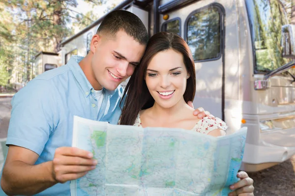 Joven Pareja Militar Mirando Mapa Delante — Foto de Stock