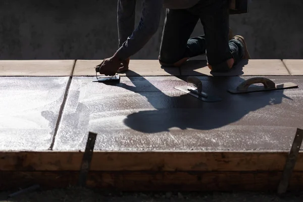 Byggnadsarbetare Smoothing våt Cement med kantverk handverktyget — Stockfoto