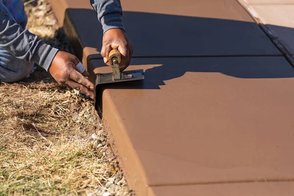 Cimento molhado de alisamento do trabalhador de construção com ferramenta de freio — Fotografia de Stock