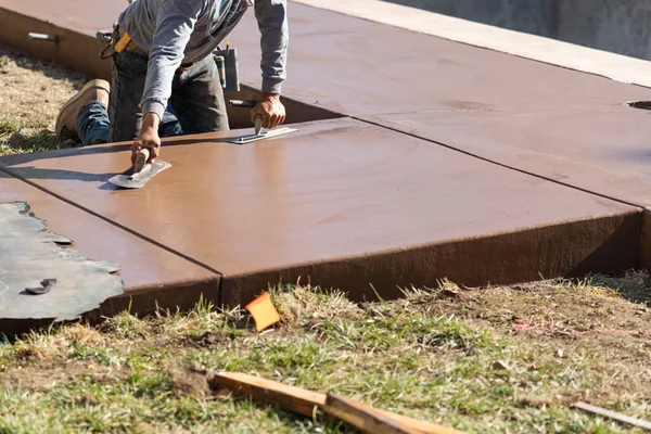 İnşaat işçisi mala araçları ile ıslak çimento düzgünleştirme — Stok fotoğraf