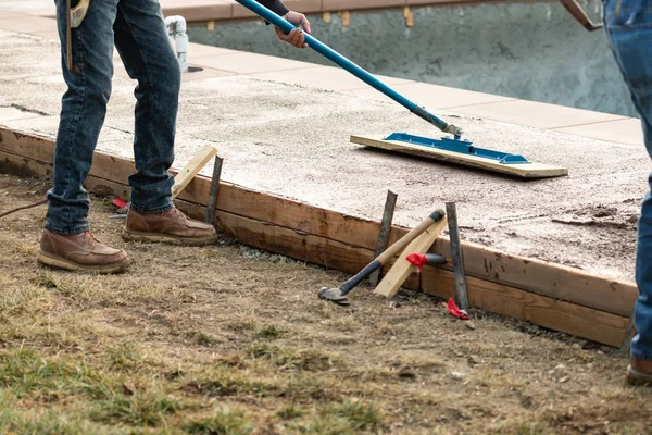 부드럽게 젖은 시멘트 흙 손 도구를 사용 하는 건설 노동자 — 스톡 사진