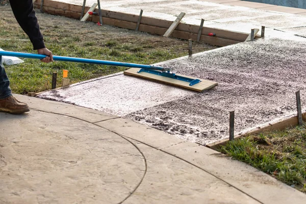 Работник строительства сглаживание мокрого цемента с помощью инструмента Trowel — стоковое фото